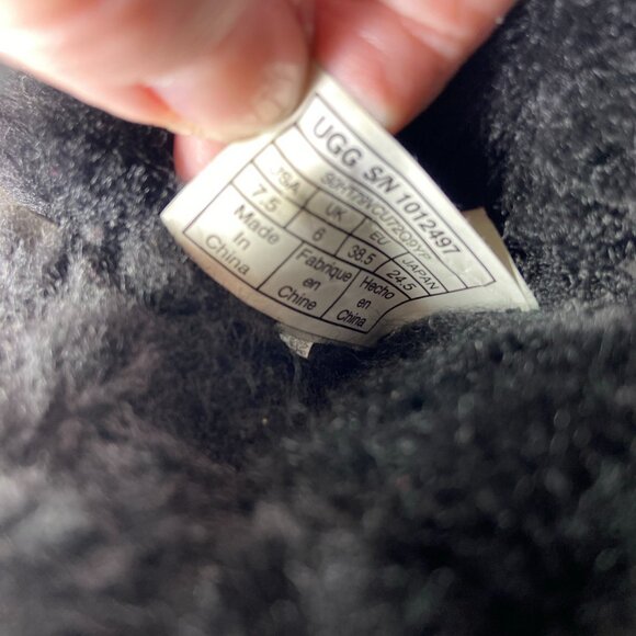 UGG Classic Short Black Shearling lined Boots Women’s 7.5 - Picture 6 of 8